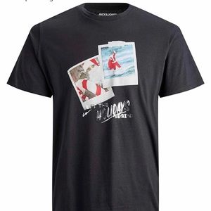 🆕🎄🎁🎅Men’s Christmas Tee with 🎅on it🎄